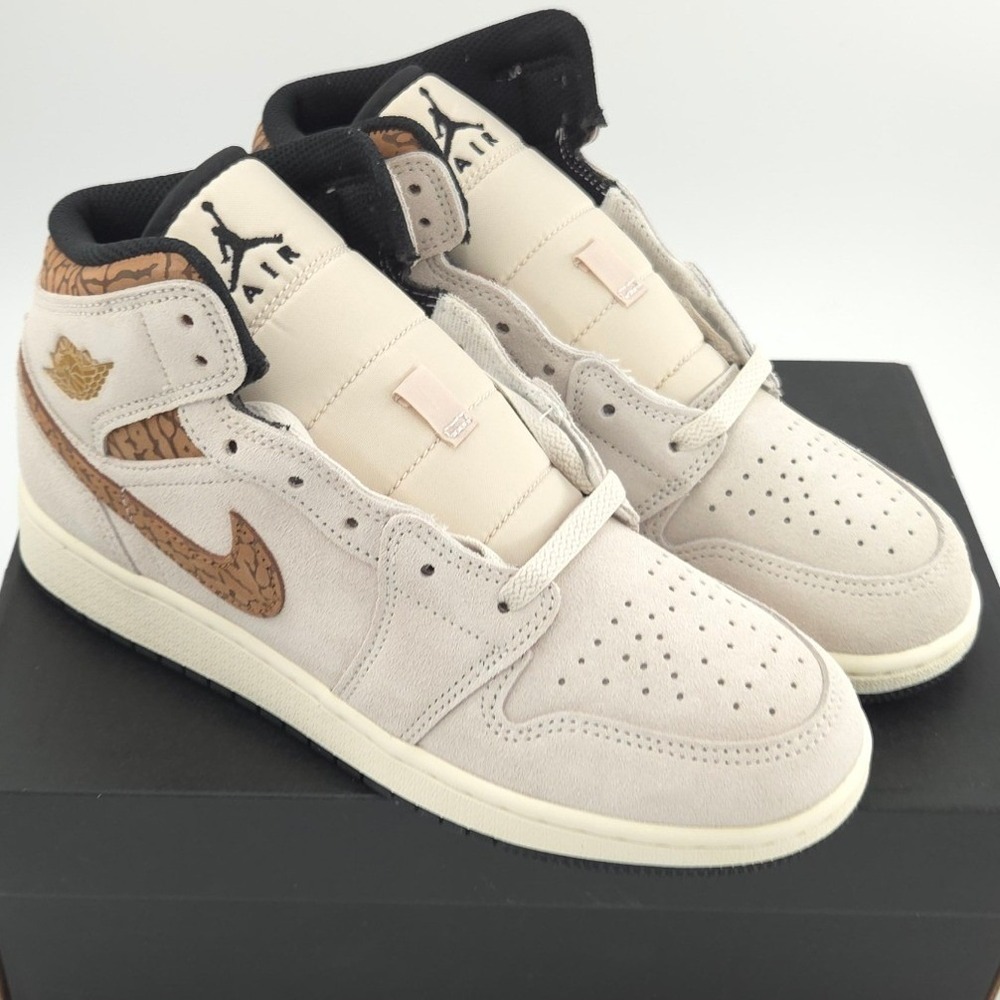 Air Jordan 1 Mid SE Sneakers 5.5Y Boys Orewood Brown Gold Shoes DZ5369-102 NEW